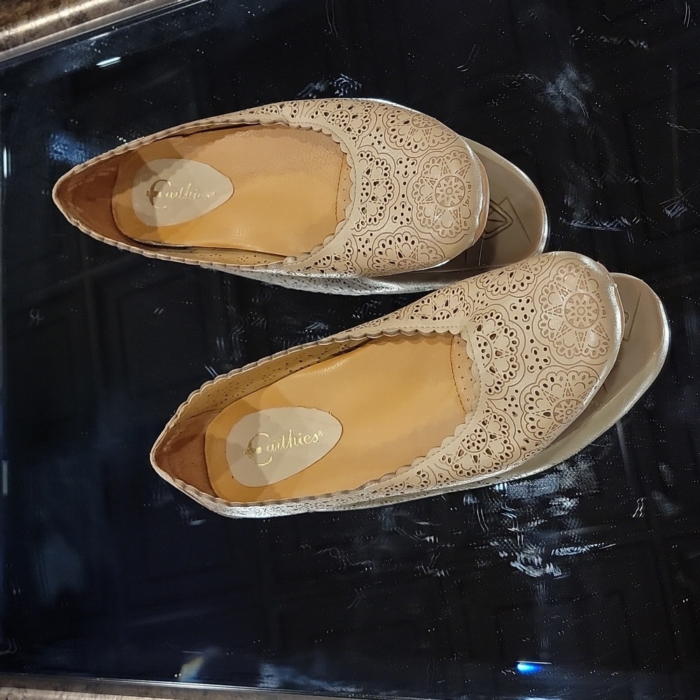 Tan lace Earthies flats size 6W